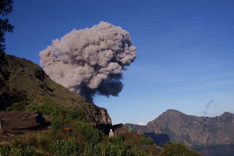Hundreds of Tourists Missing after Volcano Erupts in Lombok – Indonesia